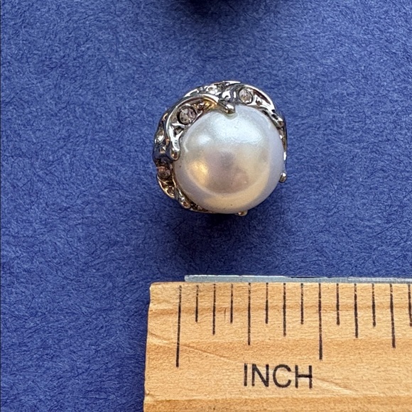 Betsey Johnson pearl crown stud earrings - Picture 5 of 5